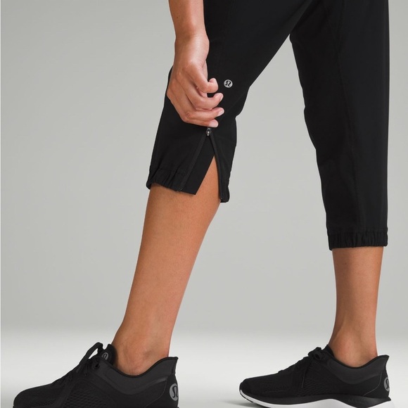 Lululemon Adapted State High Rise cropped Jogger in good condition ππποΈποΈ - Picture 5 of 9